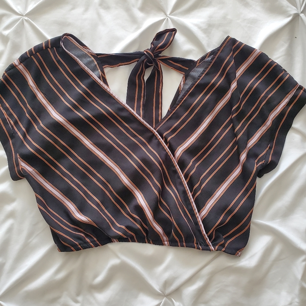 V-neck, crop top
